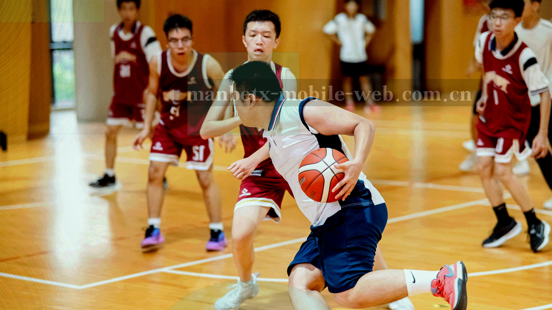 夜间球场灯光斜切铺开的抽象画面，无人物面部与标识